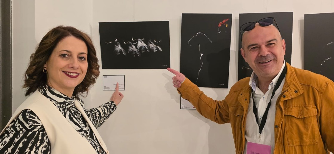 El Ayuntamiento de Teruel adquiere una de las fotografías que expone en Las Ventas Antonio Bascón, Sevi