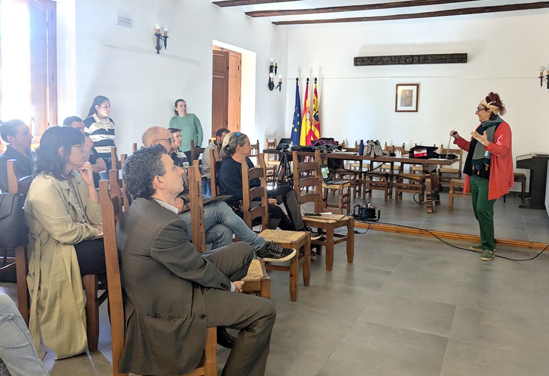 Conocer la normativa, definir la oferta y que sea diferente, claves al emprender
