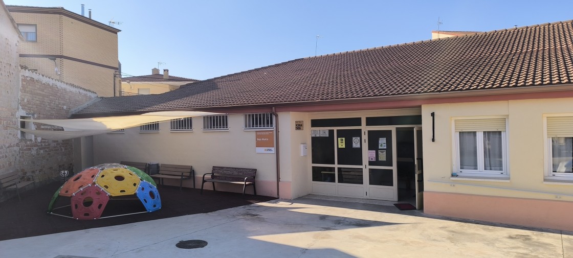 Urrea de Gaén renueva el espacio exterior del colegio con pintura, nuevo parque y sombra