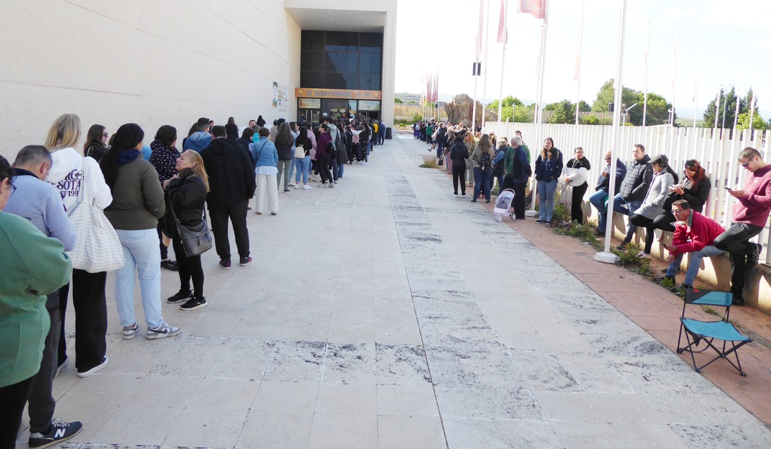 Los turolenses madrugan para comprar las entradas de las jornadas solidarias de Dinópolis