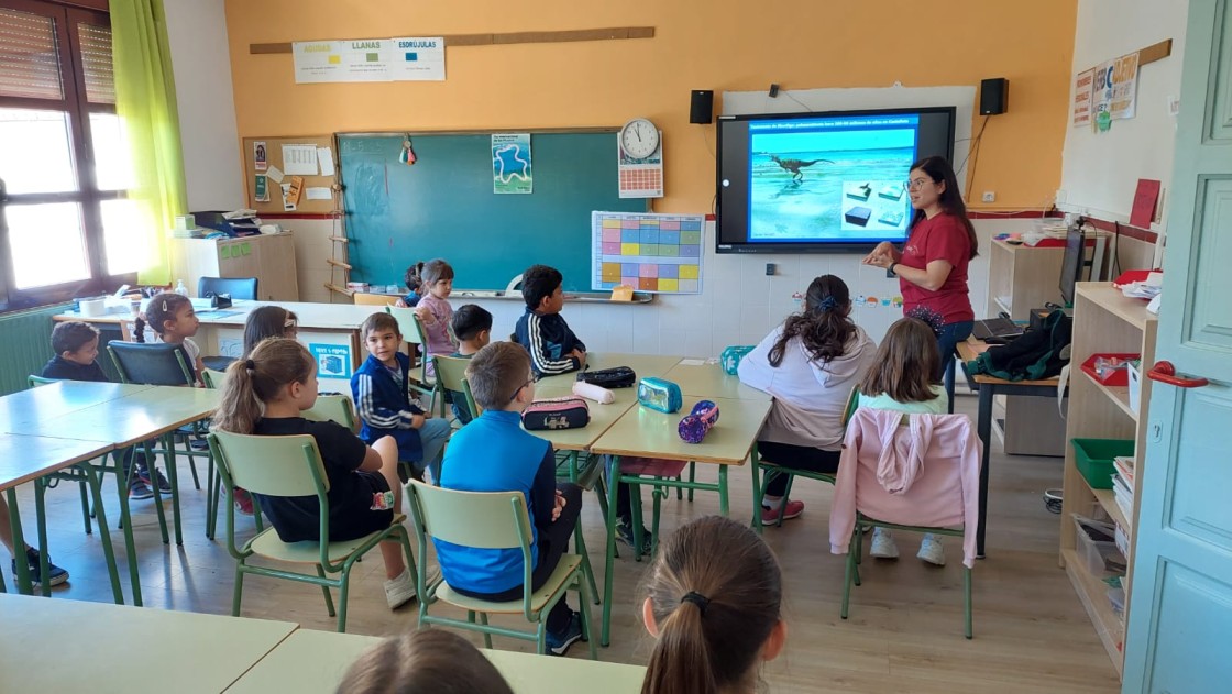 Los escolares conocen los paleoambientes en los que vivieron los dinosaurios en el Día de los Museos