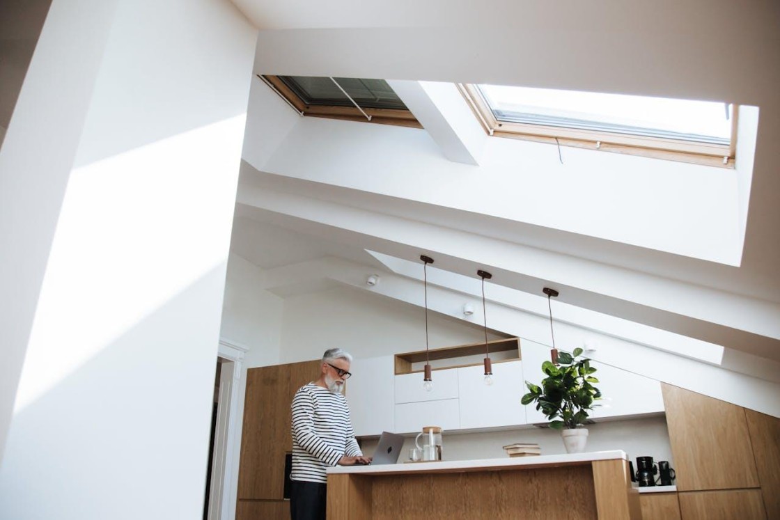 Estores interiores para ventanas de tejado: ventajas, inconvenientes y qué tener en cuenta antes de comprar