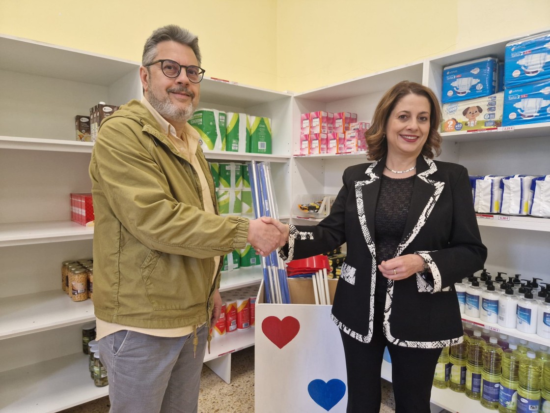 El Ayuntamiento de Teruel aporta 30.000 euros al economato social de Cáritas, que atendió a 111 familias en 2024