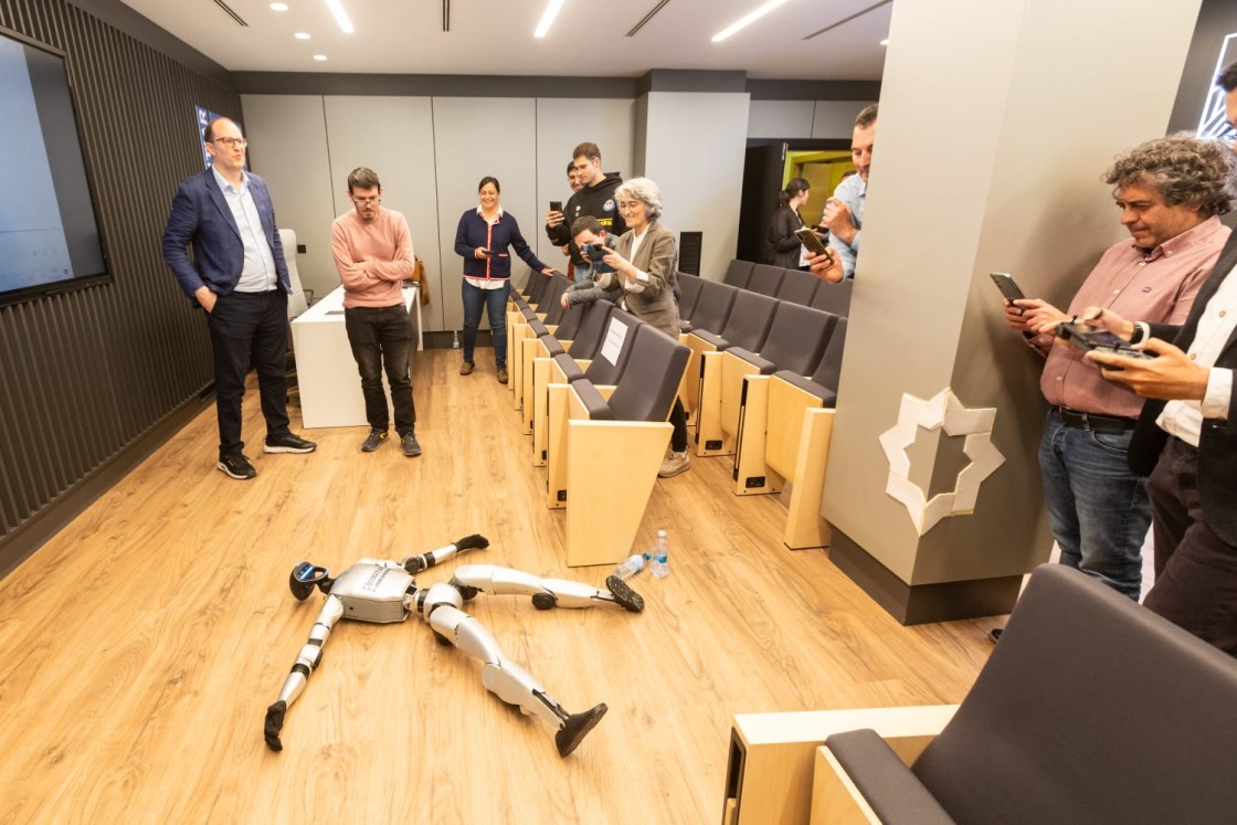 Los ingenieros de Teruel se forman en IA, robots humanoides y realidad virtual