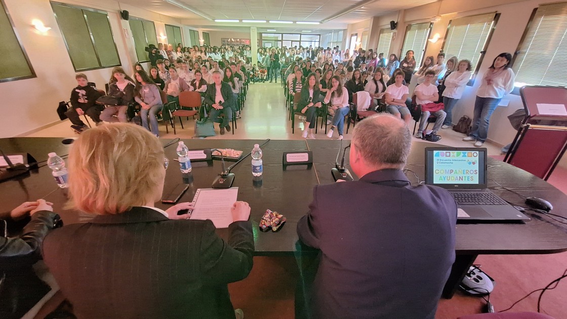 Los compañeros ayudantes se vuelcan con las disputas de estudiantes en redes
