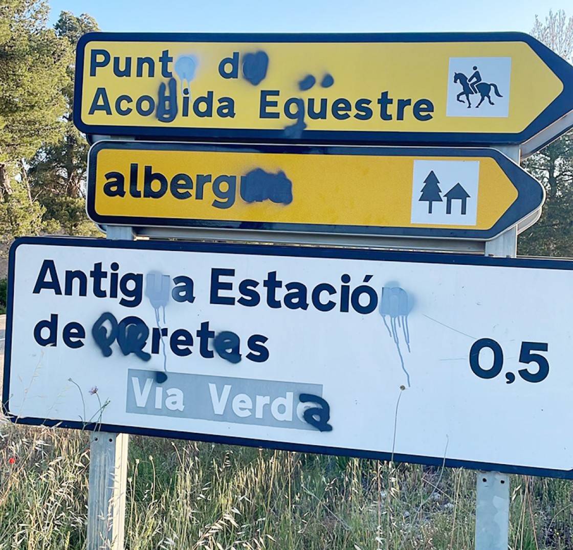 El Matarraña denuncia una “oleada” de señales vandalizadas