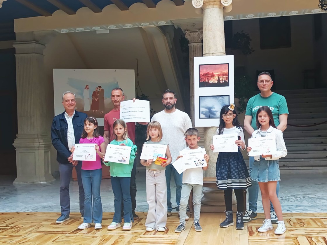 La Junta de Hermandades entrega un cheque a la asociación Autismo Teruel