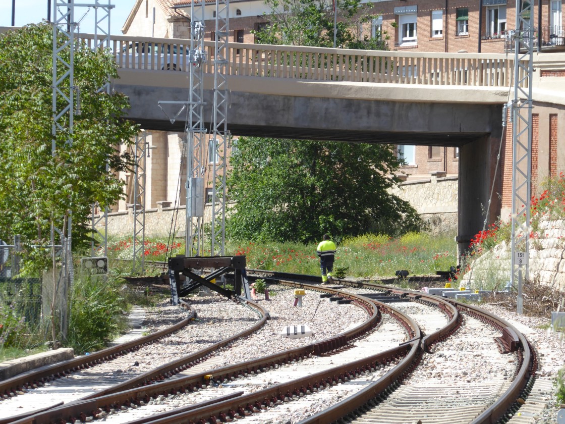 El proyecto de electrificación del ferrocarril cumple un cuarto de siglo y todavía está en mantillas