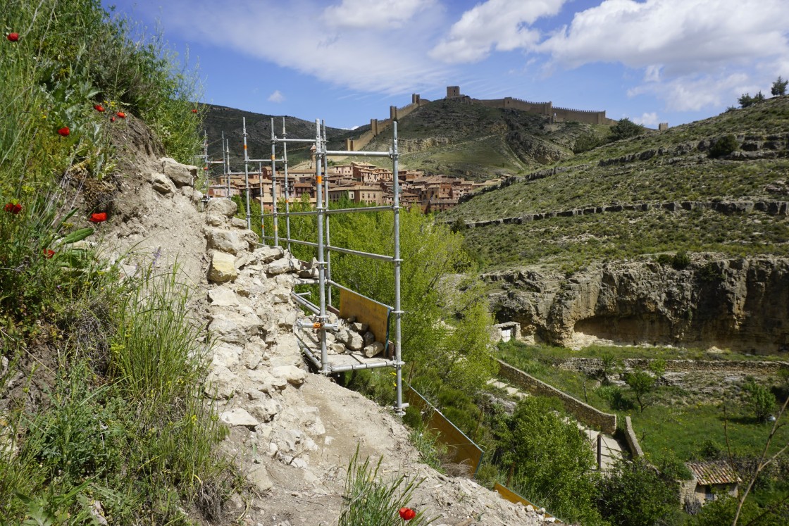 La sacristía de Santa María y el cementerio se asientan sobre la muralla de Albarracín