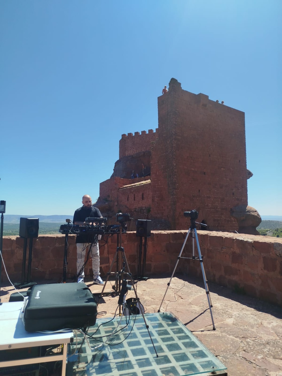 Tres sesiones de Djs revolucionan la fortaleza rodena de Peracense
