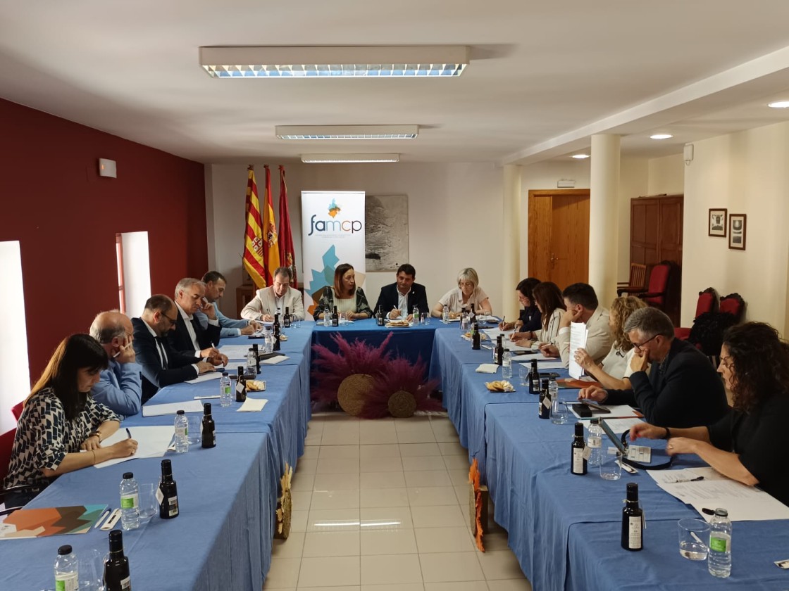 Alcañiz acoge la Comisión de municipios de más de 8.000 habitantes de la FAMCP y debate sobre el empleo público local, las infraestructuras y la seguridad ciudadana