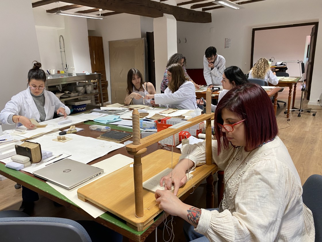El curso de Conservación y Restauración de Encuadernaciones se centra en el archivo de la catedral de Albarracín