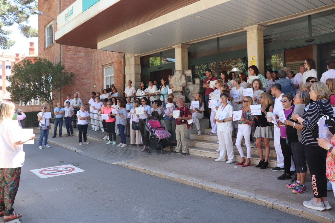 Trabajadores del Obispo Polanco se concentran por tercera vez contra el cierre de camas