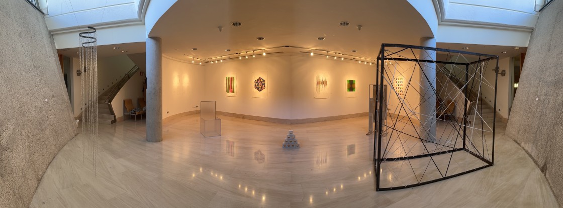 Del plano al volumen, del grabado a la escultura y del arte al diseño de interiores