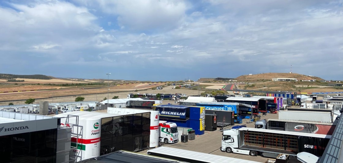 Los equipos de MotoGP ya visten las instalaciones de Motorland para el Gran Premio de Aragón