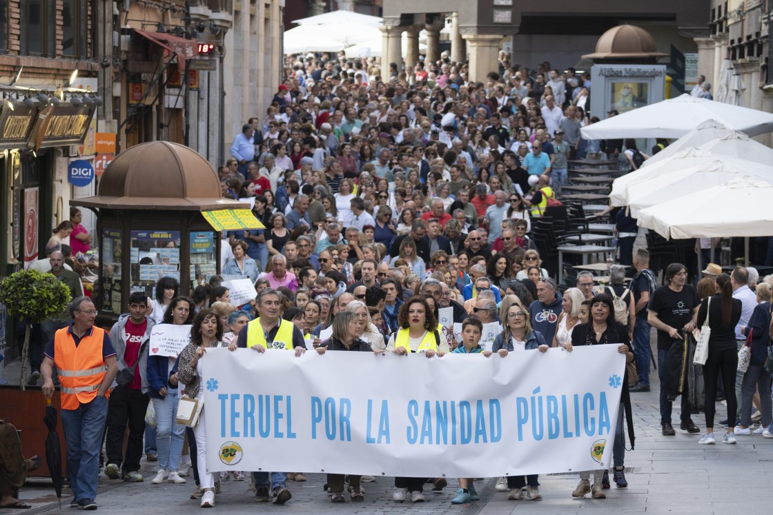 Más de 2.500 personas se manifiestan en Teruel contra el cierre de camas en los hospitales y en defensa de la sanidad pública