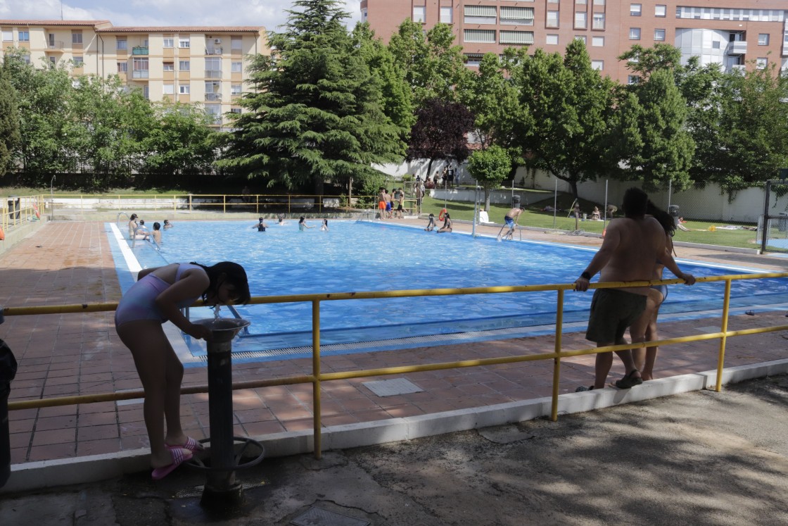 Abren las piscinas municipales de San Fernando y San León para aliviar los primeros calores