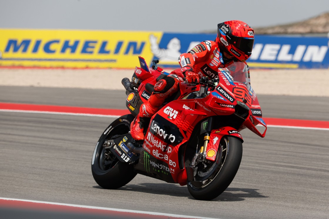 Marc Márquez sigue el camino del año pasado y apunta a la victoria en Motorland