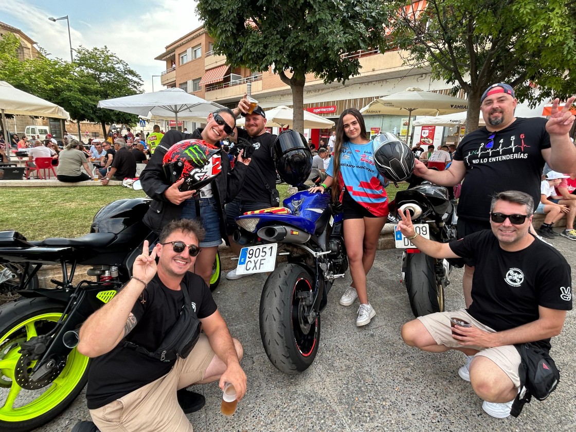 Miles de moteros toman las calles de Alcañiz y celebran la nueva fecha de las carreras