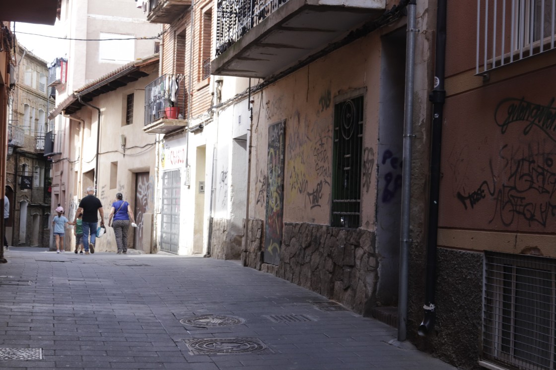 Vecinos de la calle San Esteban critican su abandono