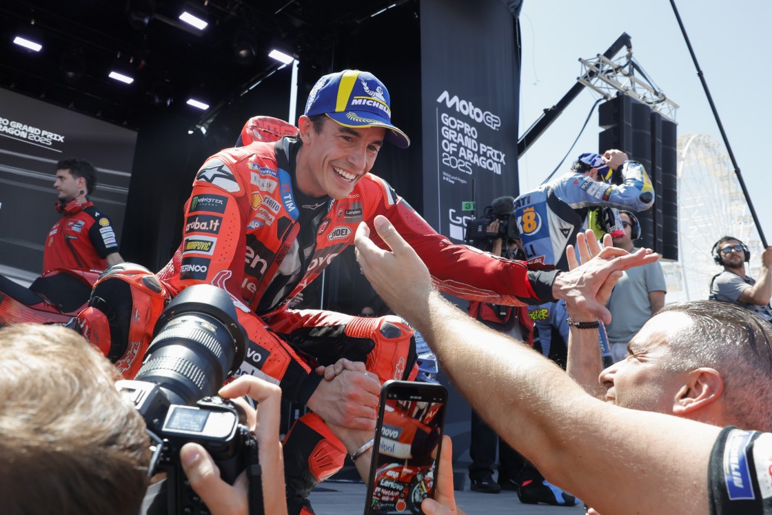 Récord, pole y victoria, jornada completa para el líder Marc Márquez
