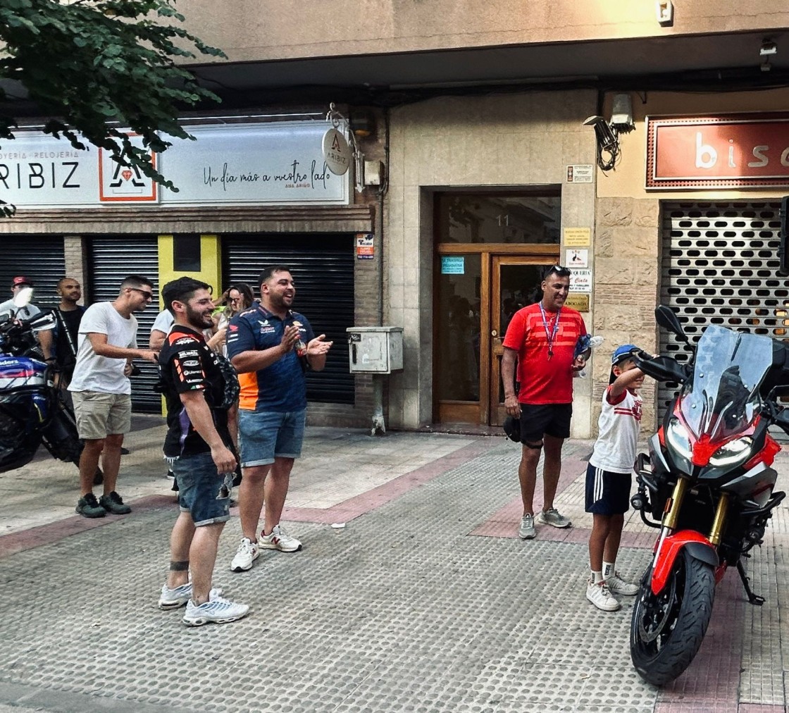 Alcañiz apura la última vuelta de un Mundial que se despide entre música, calor y motos sin fin