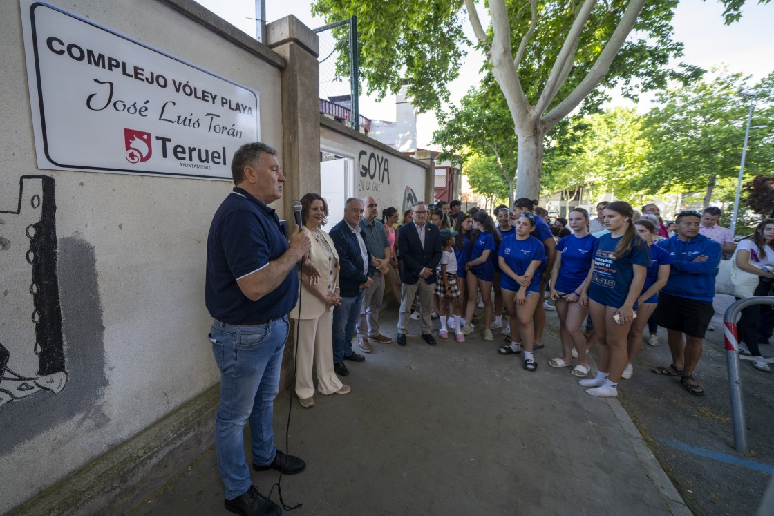Las pistas turolenses de vóley-playa ya tienen visible la placa de José Luis Torán