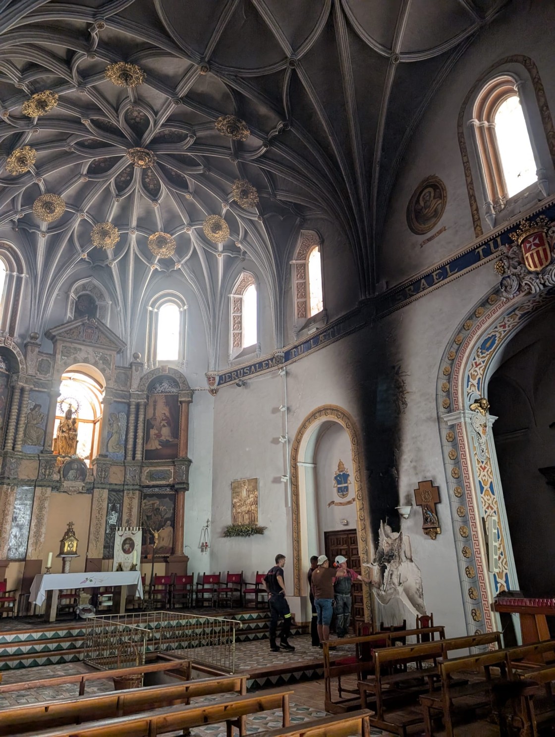 Bomberos de la DPT extinguen un incendio en el interior del Monasterio del Olivar en Estercuel