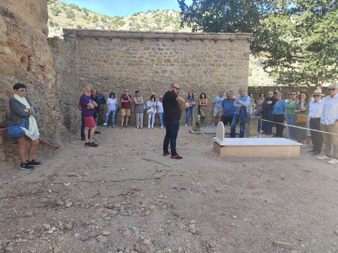 ArqueoAntro informa a las familias de los trabajos en la fosa del cementerio de Albarracín