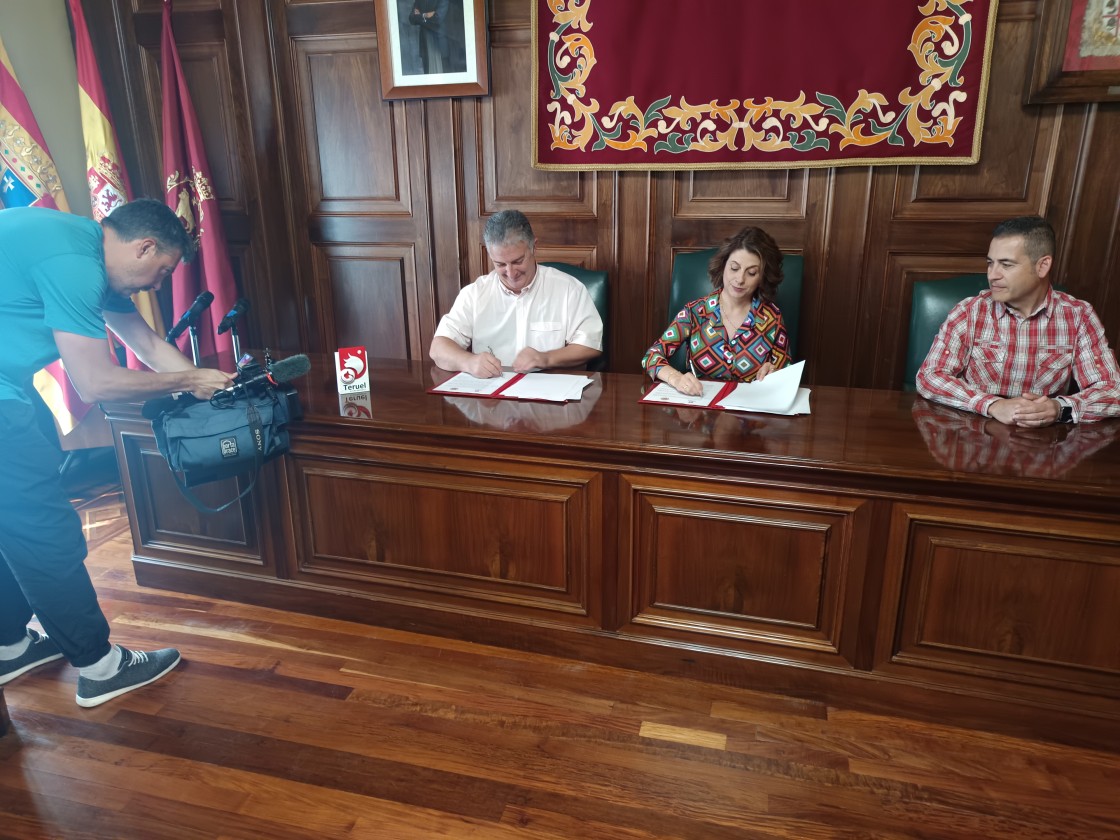 Interpeñas y el Ayuntamiento de Teruel impulsan el uso de vasos reutilizables en la Vaquilla