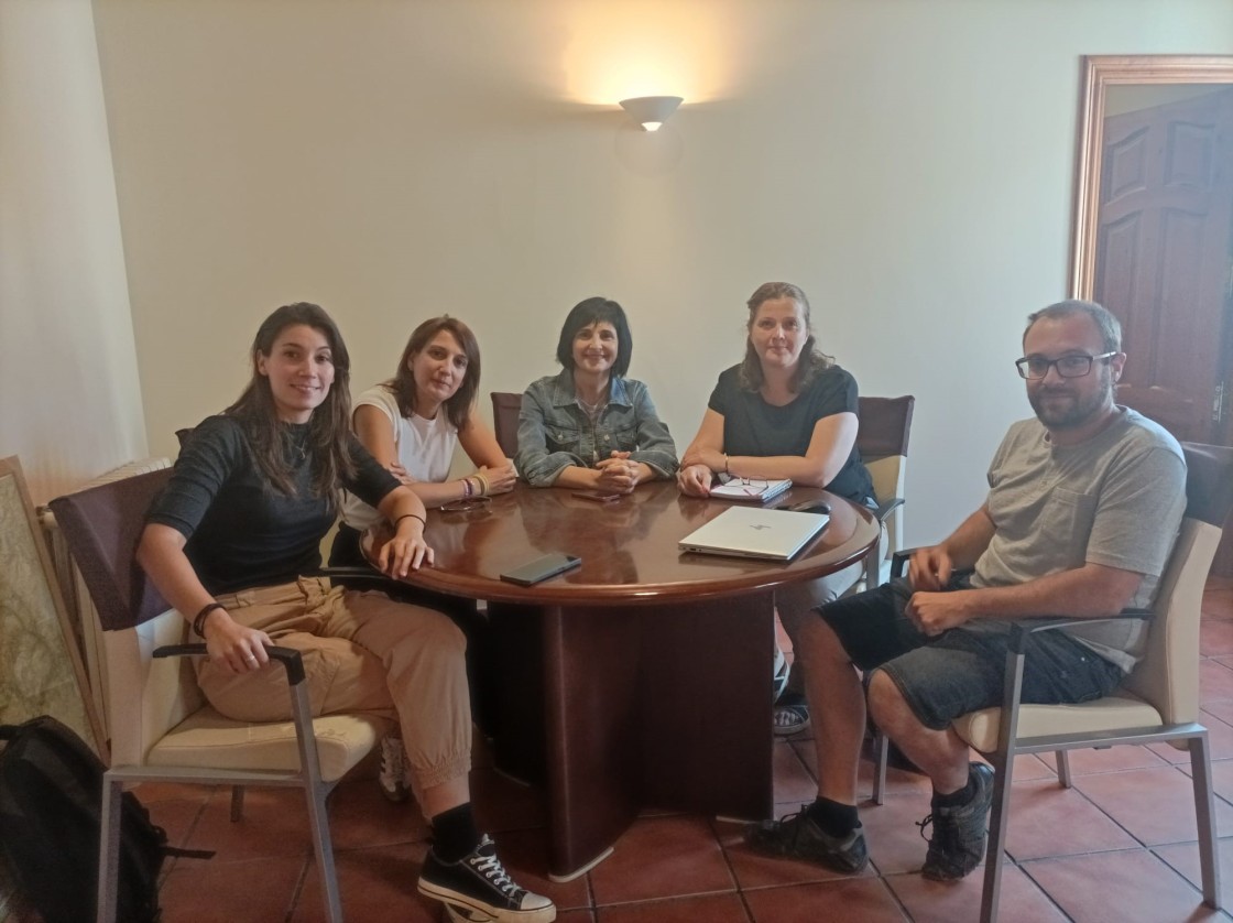 El equipo del proyecto Sosfor sobre sostenibilidad forestal se reúne con la alcaldesa de Mosqueruela y con expertos para colaborar en el estudio sobre el futuro de los paisajes boscosos