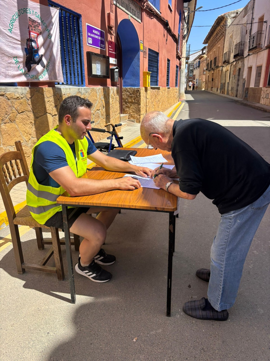Recogen firmas para exigir la reapertura de la OCA de Muniesa