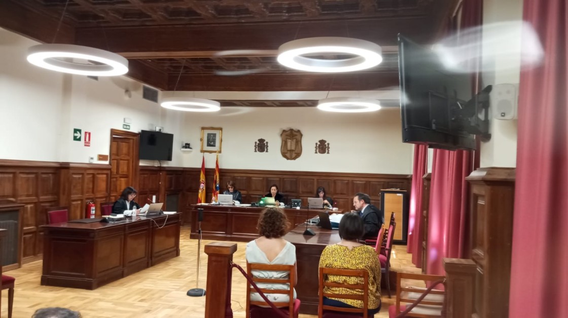 La Audiencia Provincial juzga a la exsecretaria y la exalcaldesa de Fonfría por un presunto delito de falsedad documental