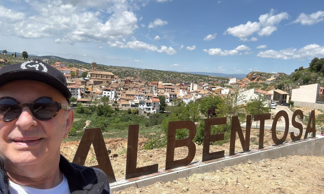 Albentosa invita a mirar su paisaje con bancos ideados por Quim Larrea, Ximo Roca o Juanico