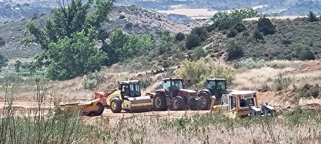 El Ayuntamiento de Alcañiz ordena paralizar las obras de la macrogranja sin licencia