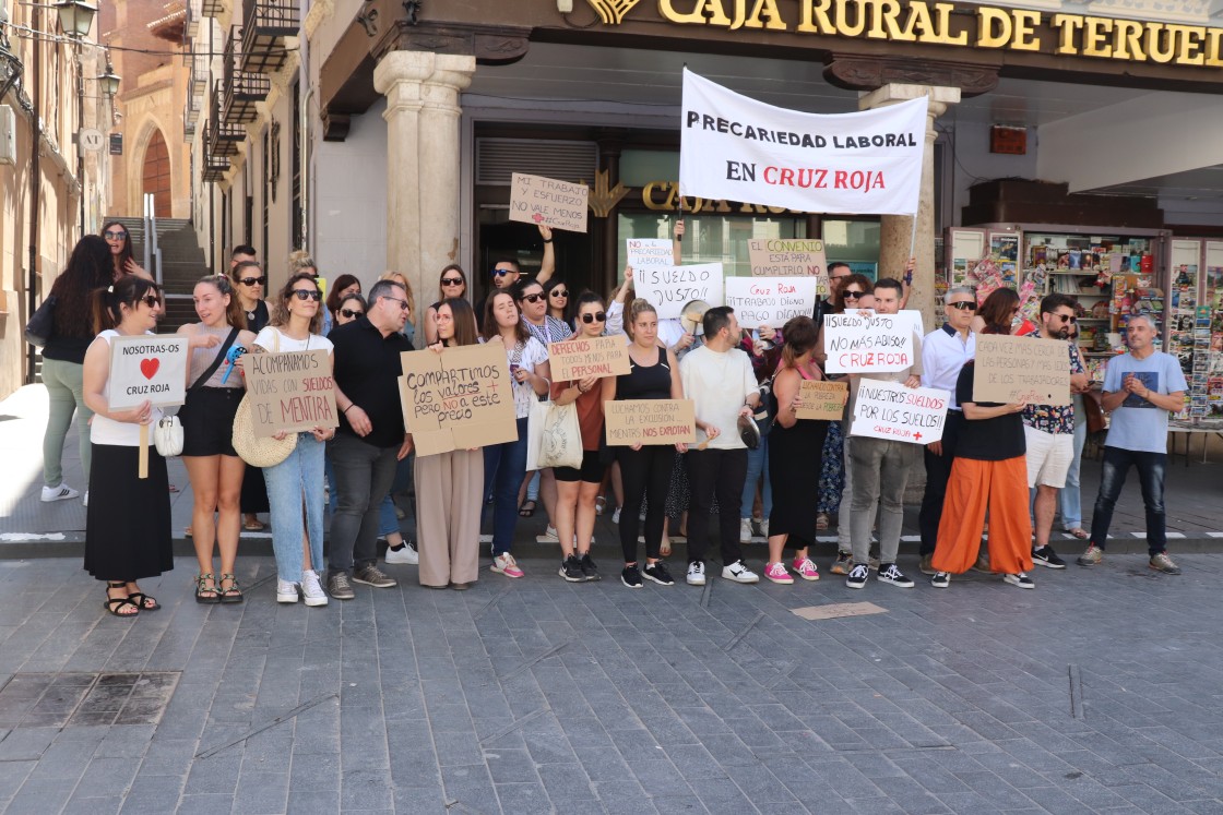 Empleados de Cruz Roja reclaman convenio unificado y salario justo
