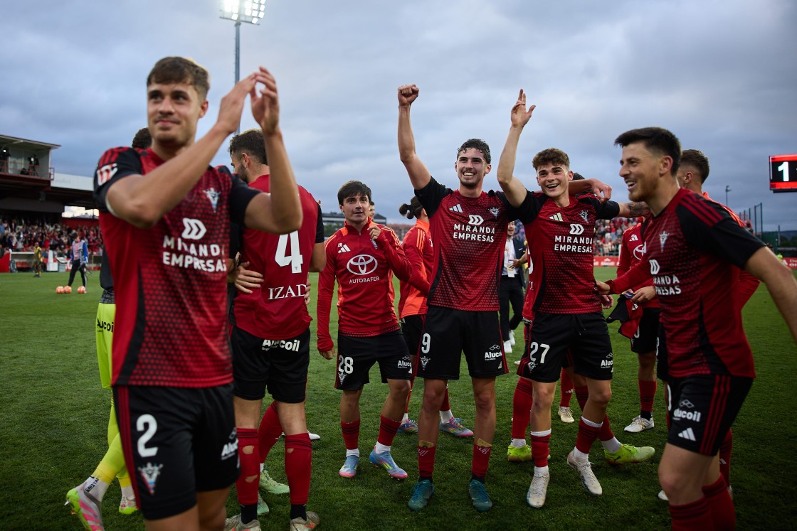El Mirandés de Pablo Tomeo da el primer paso hacia el ascenso a Primera