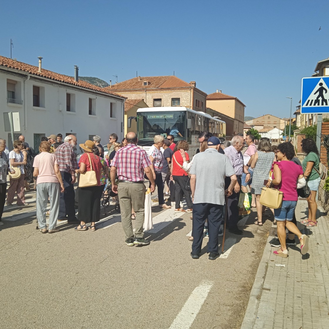 Vecinos de la comarca de Cuencas Mineras interrumpen el tráfico en Montalbán por el recorte de paradas del autobús