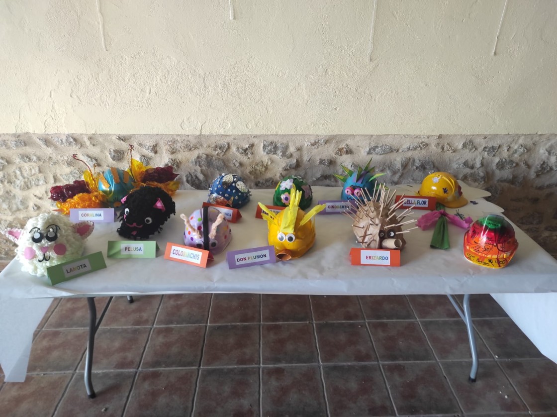 Alumnos del CEIP Antonio Gargallo de Escucha reutilizan 26 cascos viejos del Museo Minero