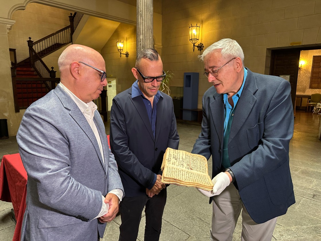 Olloqui subraya que la colaboración institucional ha permitido recuperar el “excepcional” códice de Teruel del siglo XIV