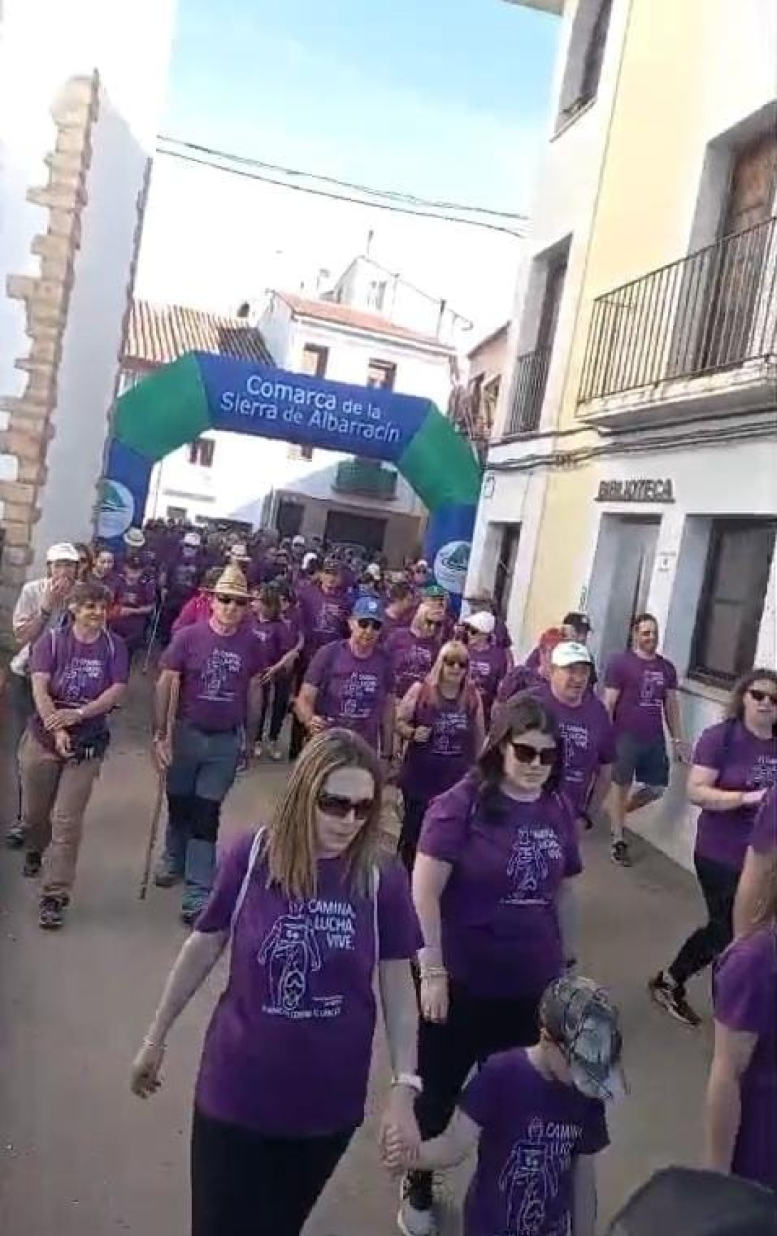 Más de 350 personas marchan contra el cáncer en Torres de Albarracín
