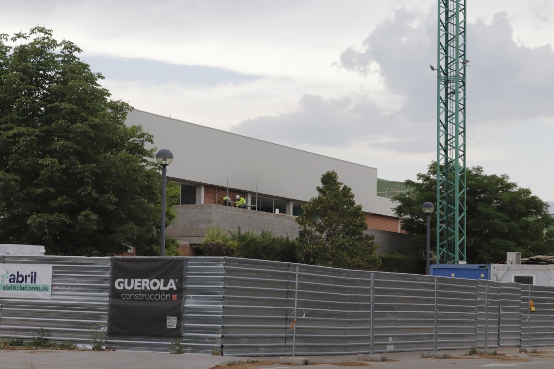 La climatización de la piscina cubierta de Los Planos, con aerotermia y placas solares