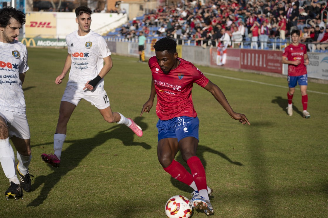 Isaac Obeng llama la atención de un grande y firma con el Cádiz por tres temporadas