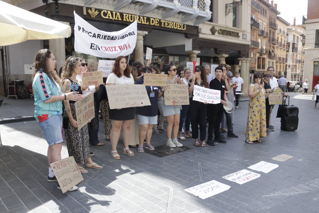La plantilla de Cruz Roja sale de nuevo a la calle para pedir mejoras salariales