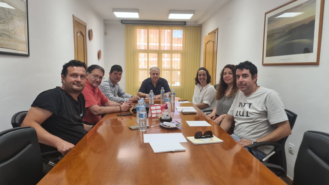 La Diputación de Teruel respaldará con fondos, medios técnicos y promoción la futura DOP vino del Matarraña
