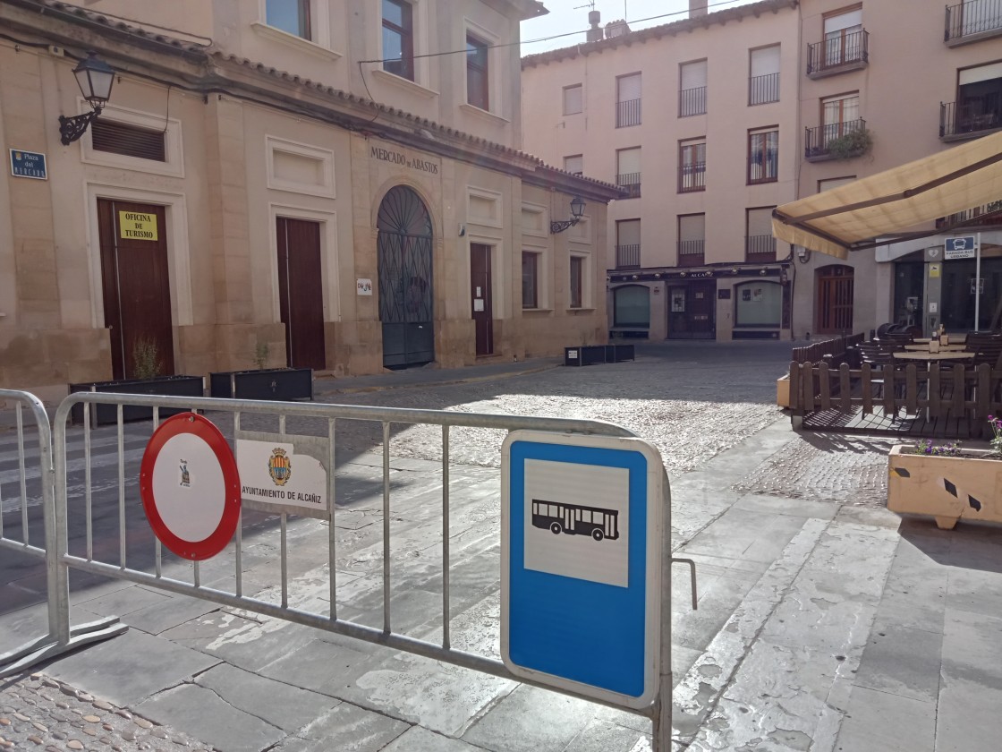 La plaza del Mercado y la calle Pruneda de Alcañiz están cortadas al tráfico