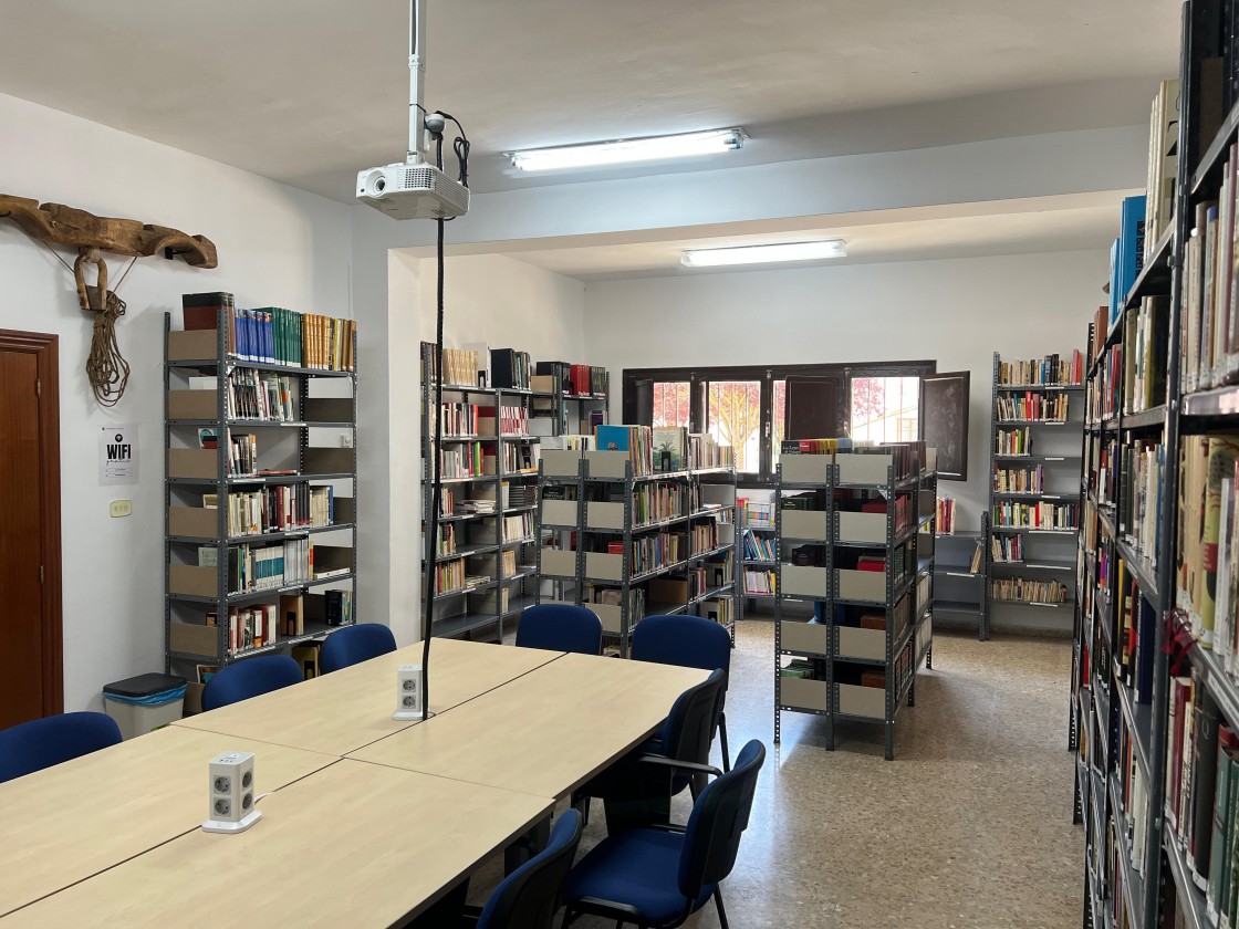 Guadalaviar estrena biblioteca con 4.000 libros y afán de llevar la lectura a toda la zona