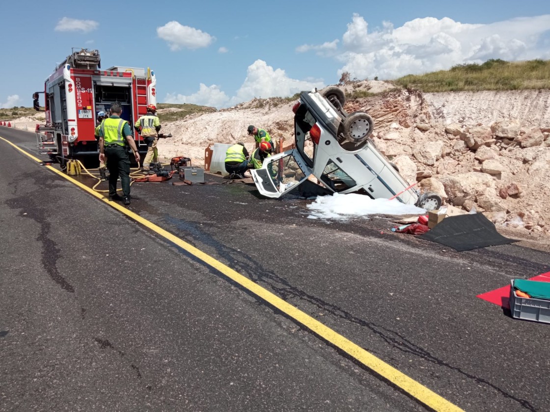 Los Bomberos rescatan a una mujer atrapada en su vehículo tras un accidente