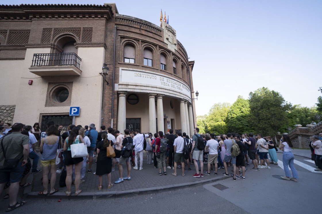 Casi 6.000 opositores se enfrentan al calor y a los nervios en las tres provincias aragonesas para lograr plaza de docente