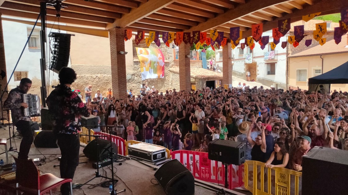 Ni el calor sofocante ni la tormenta logran aplacar las ganas de fiesta del Poborina Folk